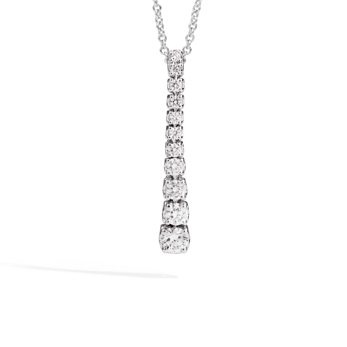 Collana con pendente a scalare in oro bianco 18 Kt e diamanti taglio brillante ct.0,35 (lunghezza 45 cm).