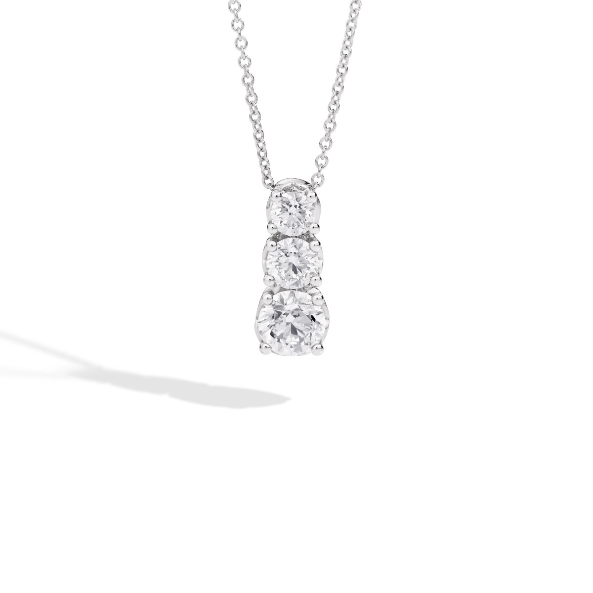 Collana Anniversary, tre pietre a scalare in oro bianco 18 Kt e diamanti taglio brillante ct.0,34 (lunghezza 45 cm).